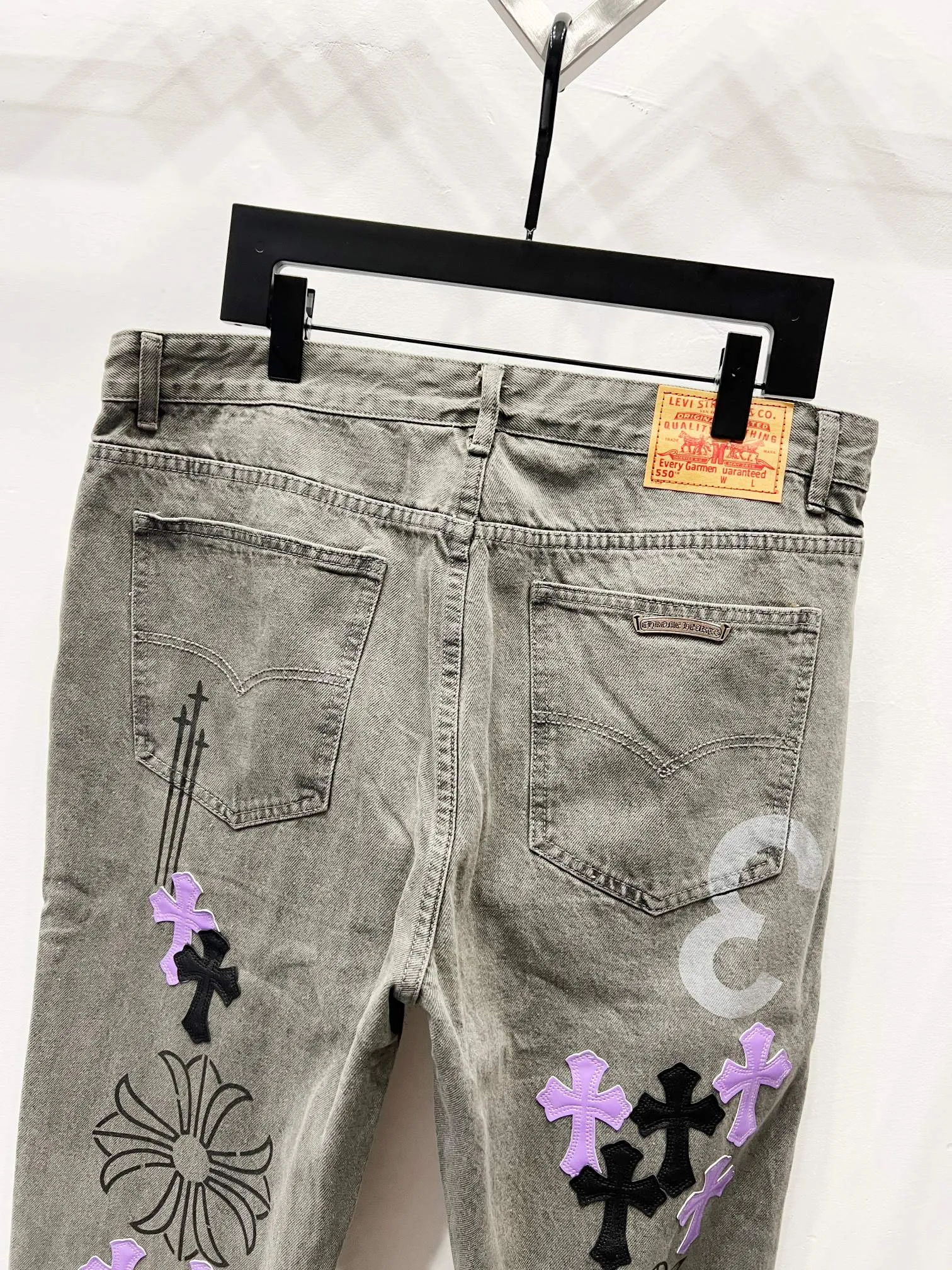 P260 Style Number: (K580) Chrome Hearts & Chrome Hearts 2025 New Heavy Industry Black Purple Cross Pastel Couple's Style Washed Jeans. Styles with different wash textures are very friendly to people with thin legs and thick legs. The straight version is very flattering to the leg shape. The moderate length will never go out of style. It is easy to match casually. It is the basic styling foundation for various styles. It is a must-have in the wardrobe! The fabric is stiff but also makes the upper body soft without losing texture. The washing process is even more perfect. It is a must-have item for everyone! ! ! Washed wheat, hang tag, pants label, three labels complete Size: 30-32-34-36 Color: gray